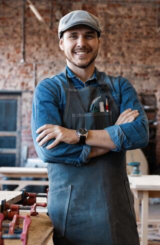 Artisan menuisier dans son atelier