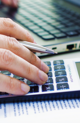 Une personne calculant les comptes de gestion