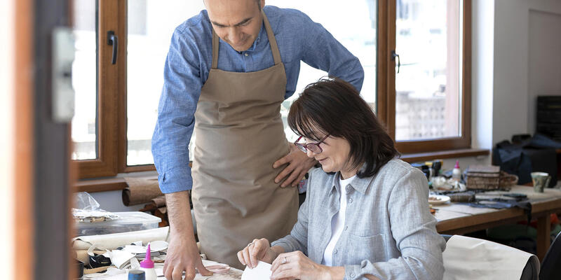Un artisan manager explique le travail à réaliser à sa collaboratrice