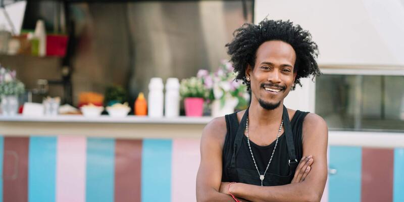 Artisan devant son foodtruck