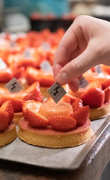 Dernière touche d'un gâteau aux fraise