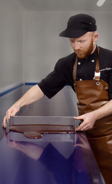 Artisan chocolatier préparant sa pâte de chocolat