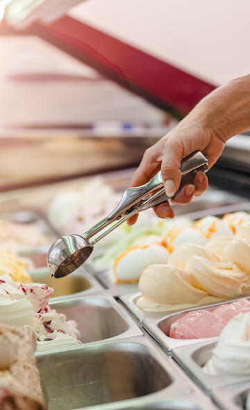 Artisan glacier préparant une boule de glace