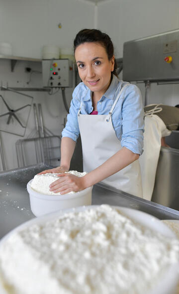 Portrait d'une artisane fromagère