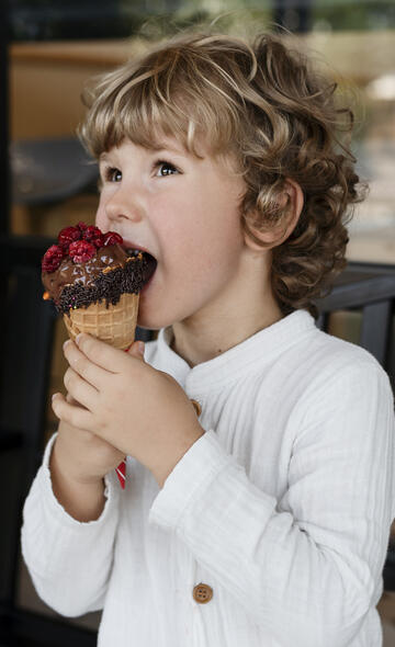 Enfant dégustant une glace