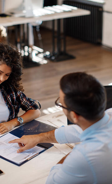 Jeune fille signant son contrat de travail