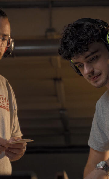 Un apprenti menuisier avec son maitre d'apprentissage