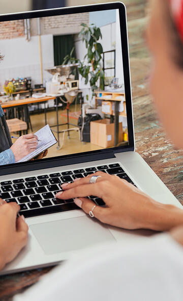 Jeune femme suivant la formation Consolider son projet de micro-entreprise sur son ordinateur