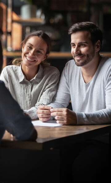 2 entrepreneurs souriants échangent avec une conseillère CMA