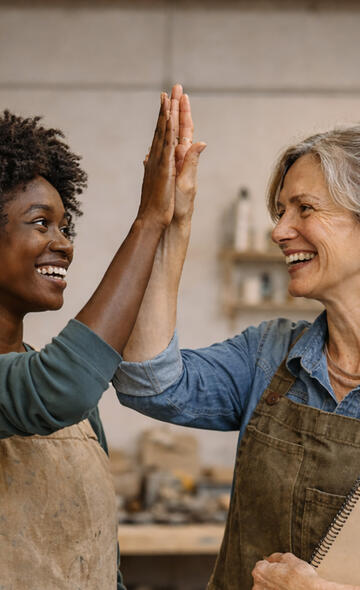Une artisane complice avec l'artisane qui reprend son entreprise