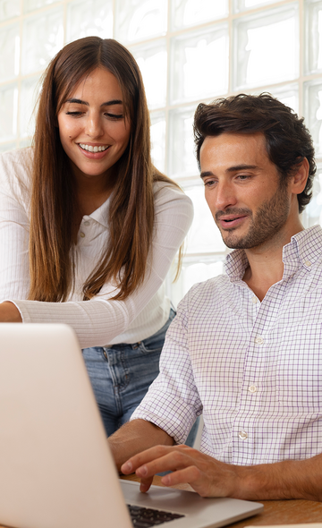 2 entrepreneurs souriants font leur facturation en ligne avec la solution des CMA