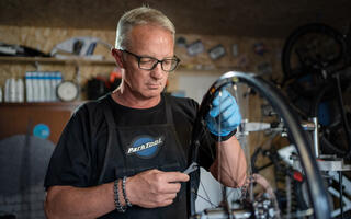 Artisan réparateur de vélos