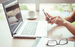 Artisane vérifiant son code NAFA sur son ordinateur et son téléphone