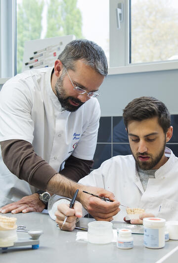 Maîtres et apprentis prothésistes dentaires