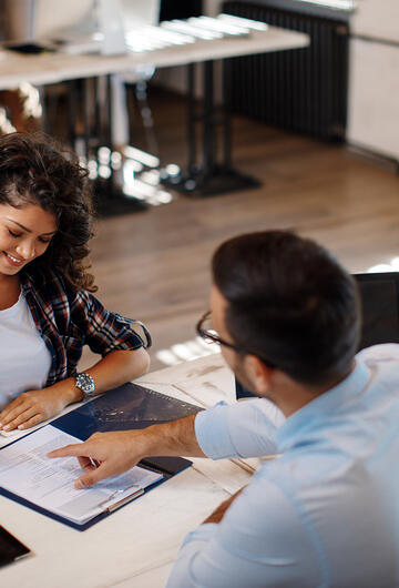 Jeune fille signant son contrat de travail