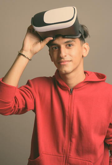 Jeune homme avec un casque de réalité virtuel