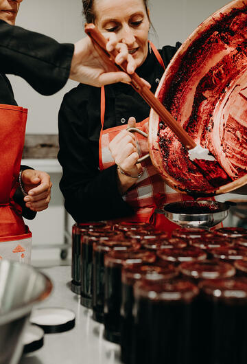 Confection des confitures Les cols rouges