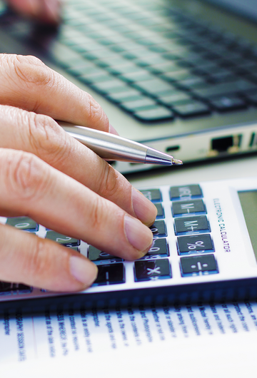 Une personne calculant les comptes de gestion