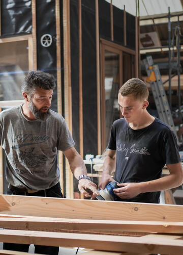 Artisan charpentier avec son apprenti