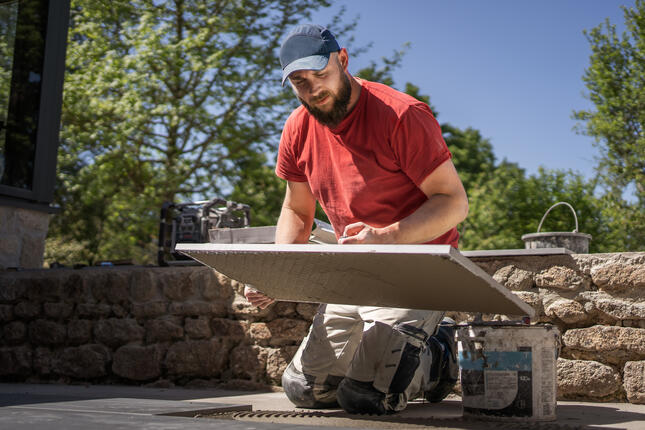 Artisan carreleur au travail