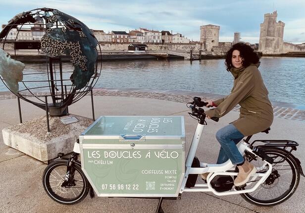Oféli sur son vélo cargo Les Boucles à Vélo