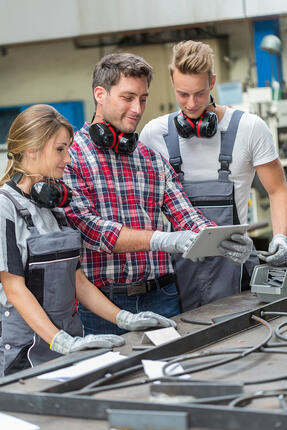 Maitre d'apprentissage avec ses deux apprentis