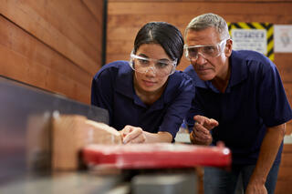 Apprentis menuiserie avec son maître d'apprentissage