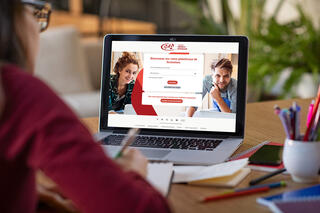Femme suivant une formation en elearning