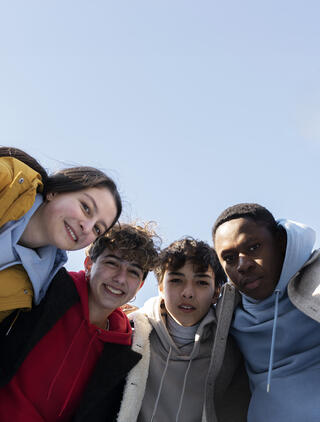 Groupe de jeunes souriants