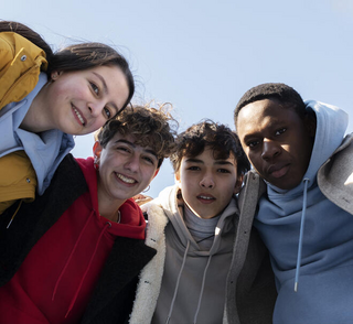Jeunes garçons et filles souriants