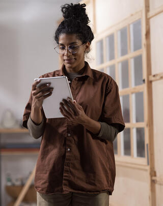 Artisane regardant des offres sur sa tablette