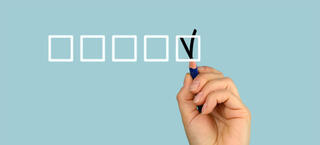 Main qui coche une case pour montrer sa sélection