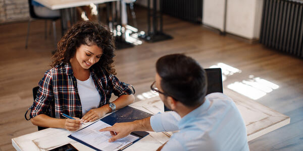 Jeune fille signant son contrat de travail