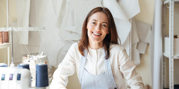 Artisane couturière dans son atelier