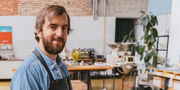 Artisan dans son atelier en train de prendre des notes