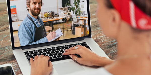 Jeune femme suivant la formation Consolider son projet de micro-entreprise sur son ordinateur