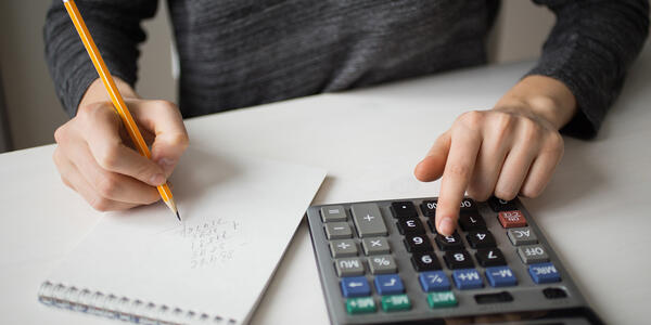 Personne calculant le fond de commerce d'une entreprise