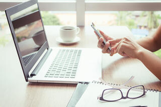 Artisane vérifiant son code NAFA sur son ordinateur et son téléphone