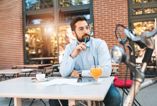 Entrepreneur s'interrogeant pour la création de son entreprise