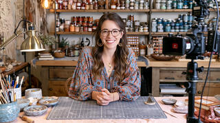 Jeune entrepreneuse souriante