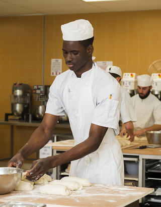 Apprentis boulanger dans un CFA