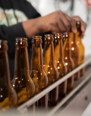 Artisan brasseur préparant l'étiquetage de ses bouteilles
