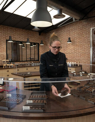 Homme Maître Chef Chocolatier Travaillant Dans Un Laboratoire De Chocolat  Professionnel Artisanal Ai Generative