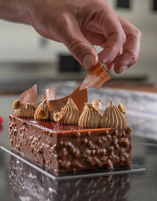 Dernière touche d'un gâteau au chocolat