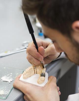 DevenirProthésisteDentaire_MétierArtisanat_CMAFrance