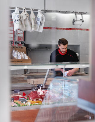 Artisan boucher derrière son étal