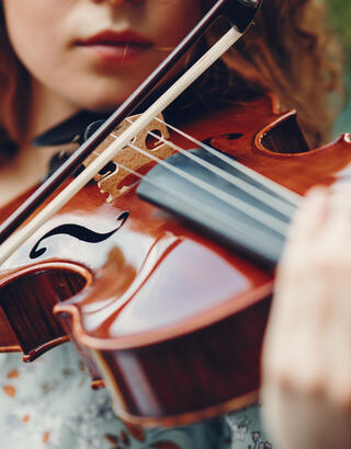 Jeune fille jouant du violon