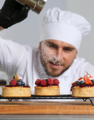 Artisan Pâtissier finalisant ses tartes aux fruits