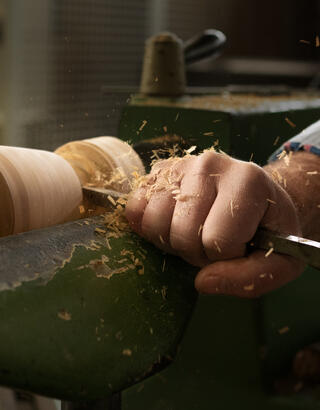 Artisan Menuisier tournage sur bois