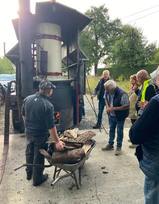 Plusieurs personnes surveillant une distillation